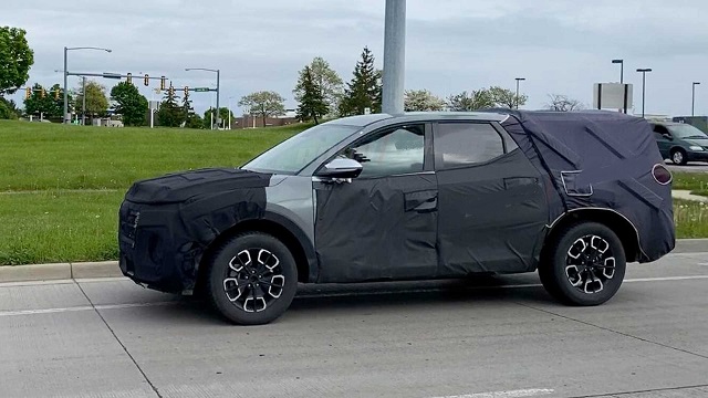 View from the left side of the Hyundai Santa Cruz