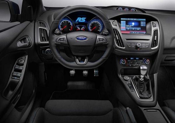 Ford Focus RS multimedia interior view