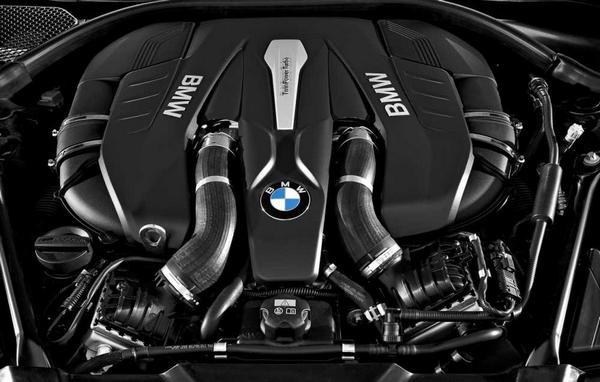 BMW 7 engine view