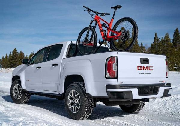 Rear view of the GMC Canyon