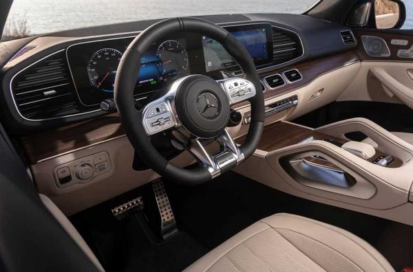 View into the interior of the Mercedes ML Multimedia