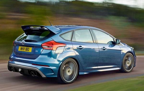 View from the right side of the Ford Focus RS