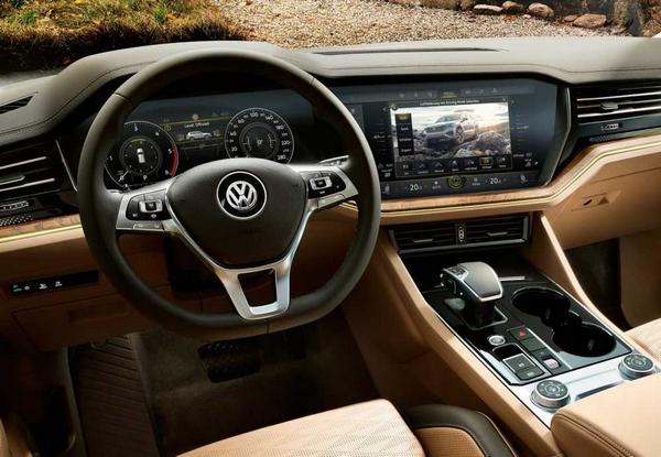 View of the multimedia bulkhead of the VW Touareg