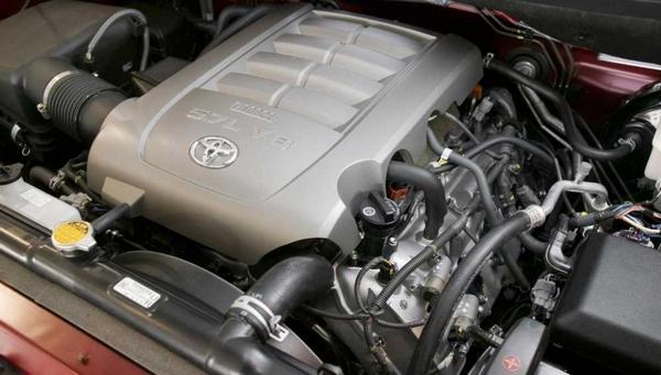 Toyota Land Cruiser engine view