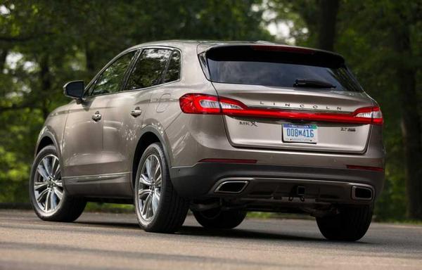 Rear view of the Lincoln MKX