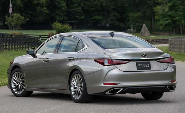 Rear view of the Lexus ES 350