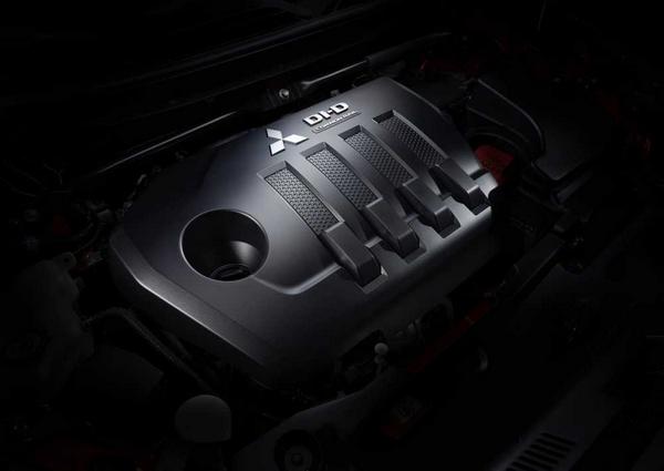 Photo of the engine of the Mitsubishi Pajero Hybrid