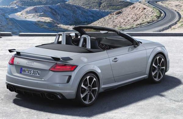 View from the right side of the Audi TT Roadster