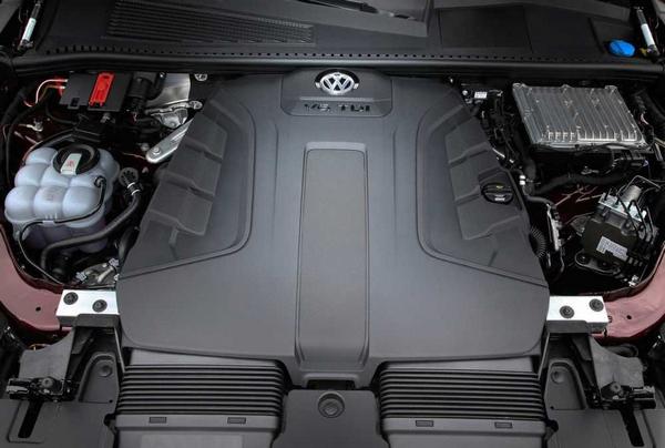 VW Touareg engine view