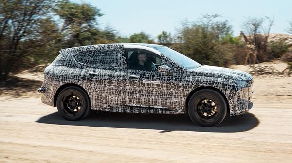 View from the right side of the BMW iX5 EV