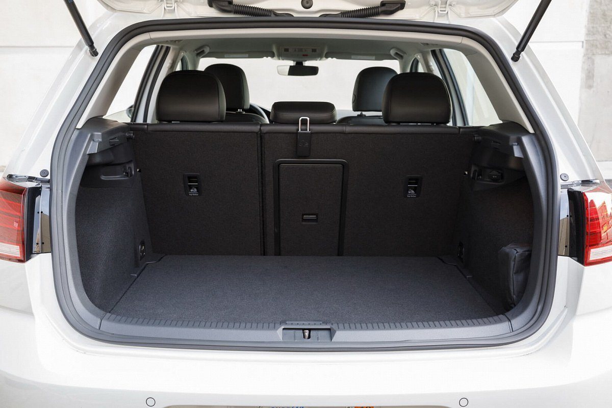 Rear view of the luggage compartment of the VW e-Golf