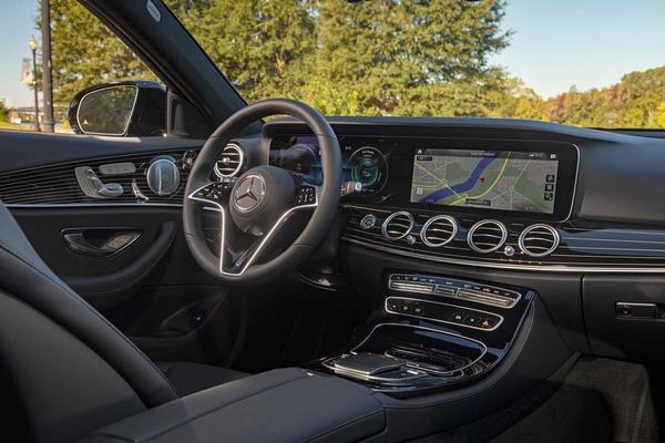 View of the torpedo of the Mercedes-Benz E-Class